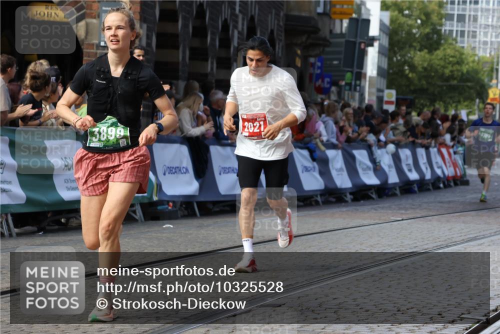 13.09.2026 - 21. swb-Marathon Bremen Strokosch-Dieckow http://msf.ph/oto/10325528 13.09.2026 13:11:23 Ziel 335, 697, 2021, 2759, 3440, 3448, 3484, 3647, 4429, 4475, 4571, 5079, 6471, 6657, 8183, 9410, 9622, 9762, 382, 7109, 8982 meine-sportfotos.de
