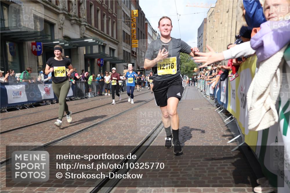 13.09.2026 - 21. swb-Marathon Bremen Strokosch-Dieckow http://msf.ph/oto/10325770 13.09.2026 11:00:51 Ziel 10093, 10428, 10639, 10753, 10892, 10964, 10965, 11049, 11116, 11260, 11306, 11428, 11540, 11681, 11682, 11728, 11751, 11813, 11816, 11850, 12085, 12116, 12241, 12245, 12283, 12390, 12391, 12428, 10263, 10272, 10275, 10306, 10367, 10368, 10369, 10857, 11055, 11162, 11180, 11247, 11343, 11359, 11475, 11556, 11687, 11708, 11769, 11797, 11804, 11819, 11838, 11959, 12006, 12397, 12428, 12430 meine-sportfotos.de