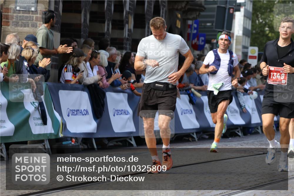 13.09.2026 - 21. swb-Marathon Bremen Strokosch-Dieckow http://msf.ph/oto/10325809 13.09.2026 13:11:38 Ziel 1349, 2087, 3440, 3448, 3484, 3899, 4429, 6274, 8474, 9291, 9618, 9762, 826, 4368, 4651, 5521, 5585, 6059, 6668, 8996, 9398, 13055 meine-sportfotos.de