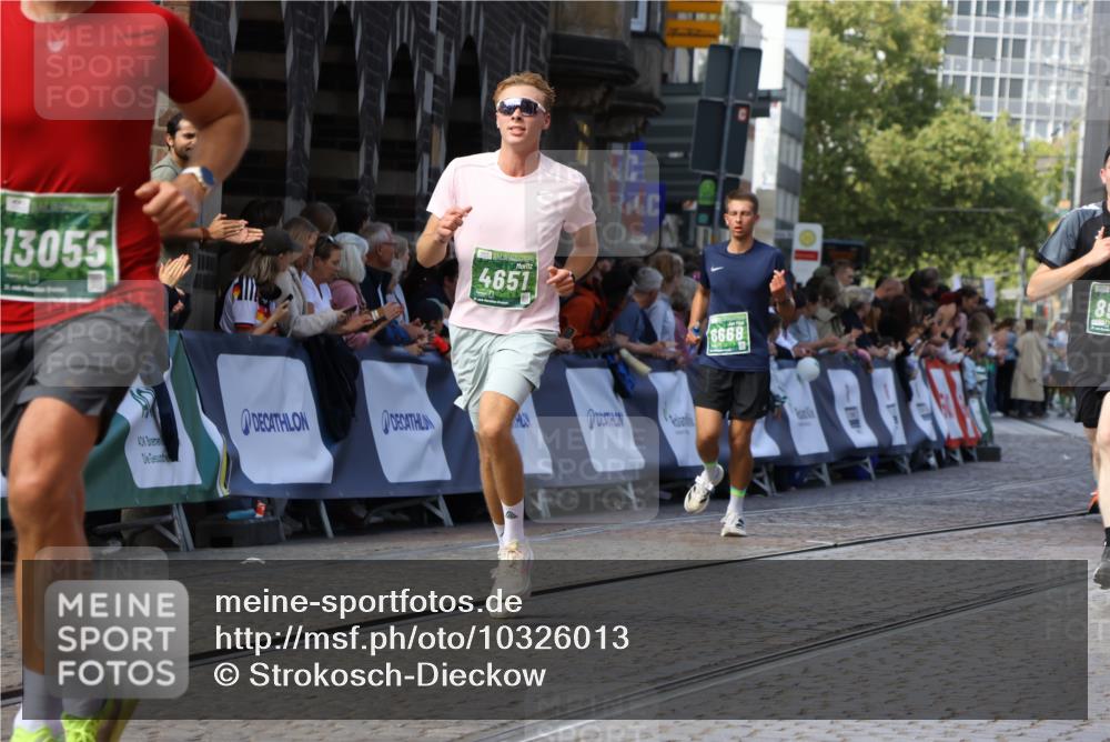 13.09.2026 - 21. swb-Marathon Bremen Strokosch-Dieckow http://msf.ph/oto/10326013 13.09.2026 13:11:44 Ziel 382, 1349, 2087, 3899, 6274, 7109, 8474, 8982, 9291, 9618, 826, 863, 2444, 4368, 4651, 4698, 5521, 5893, 6668, 8996, 9398 meine-sportfotos.de