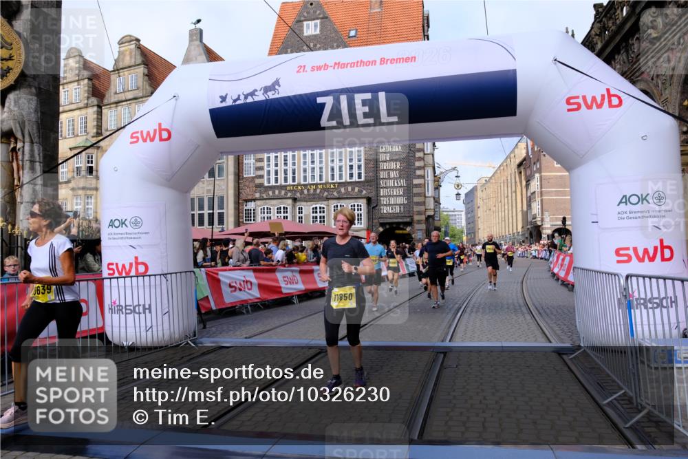 13.09.2026 - 21. swb-Marathon Bremen Tim E. http://msf.ph/oto/10326230 13.09.2026 11:01:21 Ziel 10093, 10428, 10639, 10753, 10892, 10964, 10965, 11049, 11116, 11247, 11359, 11428, 11540, 11681, 11682, 11728, 11850, 12085, 12116, 12241, 12283, 12428 meine-sportfotos.de