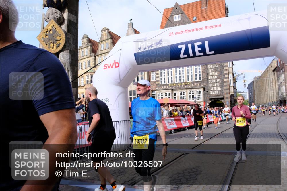 13.09.2026 - 21. swb-Marathon Bremen Tim E. http://msf.ph/oto/10326507 13.09.2026 11:01:28 Ziel 10428, 10639, 10892, 10964, 10965, 11049, 11116, 11260, 11306, 11428, 11681, 11682, 11751, 11813, 11816, 11850, 12085, 12241, 12245, 12283, 12390, 12391 meine-sportfotos.de