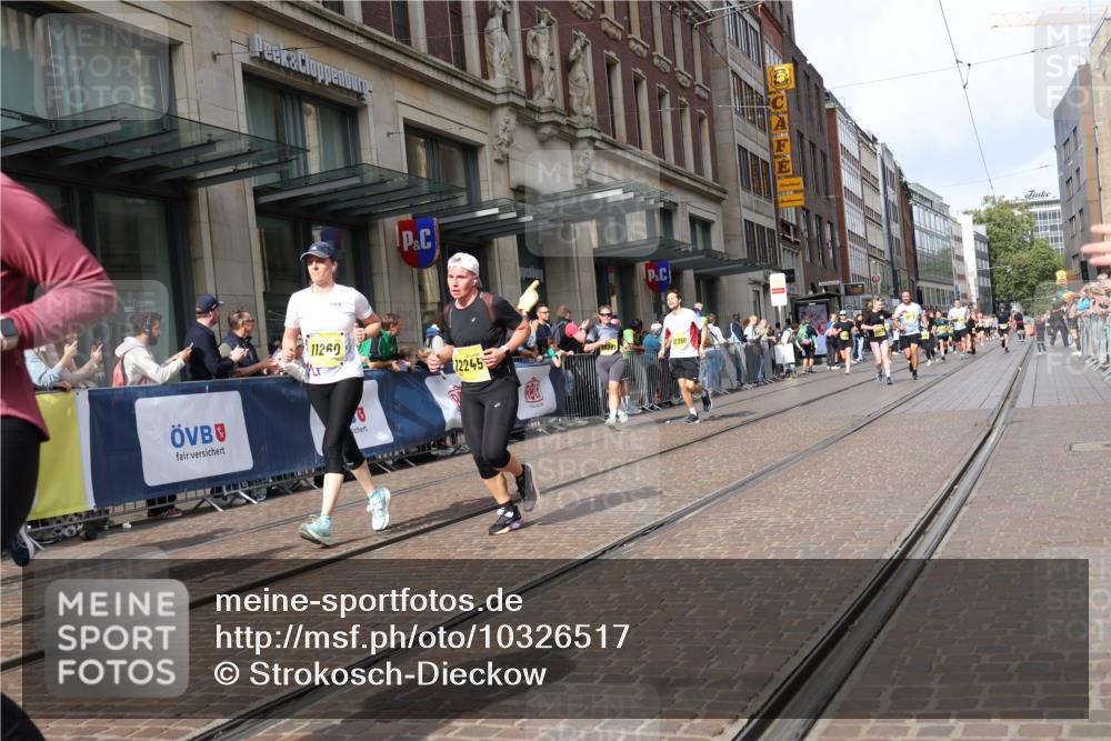 13.09.2026 - 21. swb-Marathon Bremen Strokosch-Dieckow http://msf.ph/oto/10326517 13.09.2026 11:01:07 Ziel 10181, 10251, 10560, 10647, 10648, 10678, 10892, 11260, 11306, 11324, 11459, 11467, 11550, 11551, 11666, 11751, 11788, 11796, 11798, 11813, 11816, 11969, 11970, 12047, 12062, 12245, 12283, 12390, 12391, 10093, 10367, 10368, 10428, 10639, 10753, 10857, 10892, 10964, 10965, 11049, 11055, 11116, 11247, 11359, 11428, 11540, 11681, 11682, 11728, 11804, 11819, 11850, 12006, 12085, 12116, 12241, 12397, 12428 meine-sportfotos.de