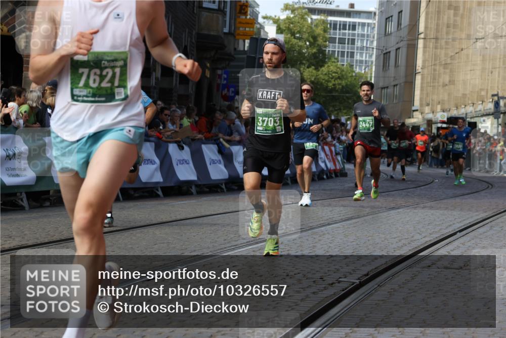 13.09.2026 - 21. swb-Marathon Bremen Strokosch-Dieckow http://msf.ph/oto/10326557 13.09.2026 13:12:04 Ziel 826, 4368, 4651, 5521, 5585, 6059, 6668, 8996, 9398, 13055, 2447, 2820, 3362, 3703, 3830, 5940, 6107, 6739, 7521, 13013 meine-sportfotos.de