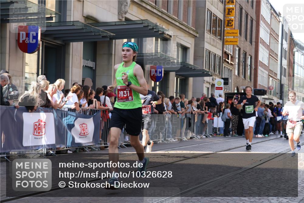 13.09.2026 - 21. swb-Marathon Bremen Strokosch-Dieckow http://msf.ph/oto/10326628 13.09.2026 13:20:22 Ziel 541, 769, 876, 1528, 1646, 1881, 2493, 2640, 3356, 3813, 3866, 4174, 4357, 4358, 4482, 4612, 5161, 5213, 5493, 5855, 5954, 6177, 6495, 6496, 7411, 7517, 8005, 8141, 8804, 9162, 9691, 9721, 9949, 13126, 201, 205, 232, 334, 655, 1058, 1197, 1390, 1537, 1646, 1750, 1931, 2122, 2343, 2577, 2807, 2885, 2903, 2953, 3685, 3690, 4287, 4351, 5137, 5340, 5389, 5450, 5583, 6663, 6901, 7018, 7341, 7531, 7664, 8178, 9047, 9518, 9756, 13222 meine-sportfotos.de