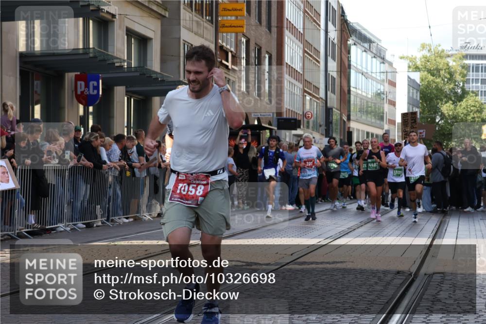 13.09.2026 - 21. swb-Marathon Bremen Strokosch-Dieckow http://msf.ph/oto/10326698 13.09.2026 13:20:24 Ziel 541, 769, 876, 1056, 1528, 1881, 2493, 2640, 3356, 3813, 3866, 4174, 4357, 4358, 4482, 4612, 5161, 5213, 5493, 5855, 5954, 6177, 6495, 6496, 6680, 7411, 7517, 8005, 8141, 8804, 9162, 9691, 9721, 9949, 13126, 201, 205, 232, 334, 655, 1058, 1197, 1390, 1537, 1646, 1750, 1931, 2122, 2343, 2493, 2577, 2807, 2885, 2903, 2953, 3685, 3690, 4287, 4351, 5137, 5340, 5389, 5450, 5583, 6663, 6901, 7018, 7341, 7531, 7664, 8178, 9047, 9518, 9756, 13222 meine-sportfotos.de