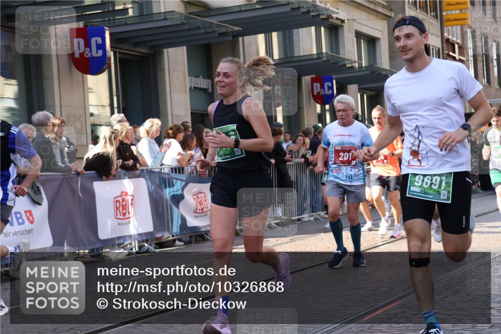 13.09.2026 - 21. swb-Marathon Bremen Strokosch-Dieckow http://msf.ph/oto/10326868 13.09.2026 13:20:30 Ziel 541, 769, 854, 876, 1056, 1881, 2425, 2640, 3356, 3866, 4126, 4174, 4316, 4357, 4465, 4482, 4612, 5161, 5213, 5855, 5954, 6177, 6401, 6680, 7411, 7517, 7902, 8005, 8141, 8622, 8804, 8971, 9162, 9691, 13126, 201, 232, 334, 655, 1197, 1528, 1646, 1750, 2122, 2493, 2577, 2885, 2953, 3685, 3813, 4351, 4357, 4358, 5137, 5450, 5493, 5583, 6495, 6496, 6901, 7018, 7664, 8178, 9047, 9518, 9721, 9756, 9949, 13222 meine-sportfotos.de