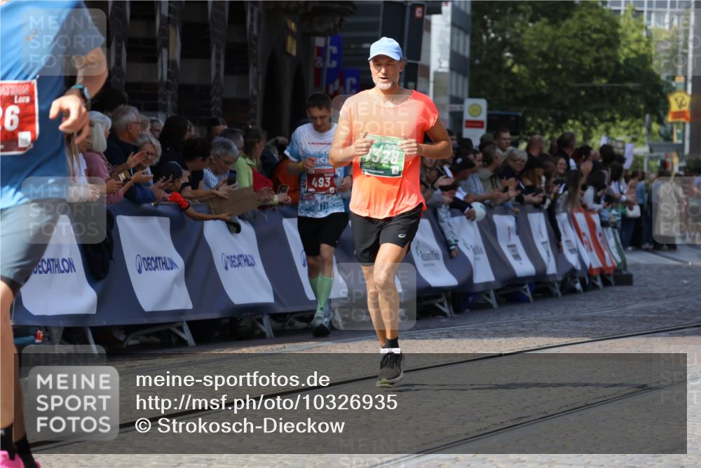 13.09.2026 - 21. swb-Marathon Bremen Strokosch-Dieckow http://msf.ph/oto/10326935 13.09.2026 13:12:16 Ziel 493, 826, 863, 2444, 2820, 3336, 3703, 4283, 4368, 4651, 4698, 5521, 5893, 6668, 7621, 8996, 9398, 899, 1517, 2480, 3362, 4560, 7328, 8981 meine-sportfotos.de