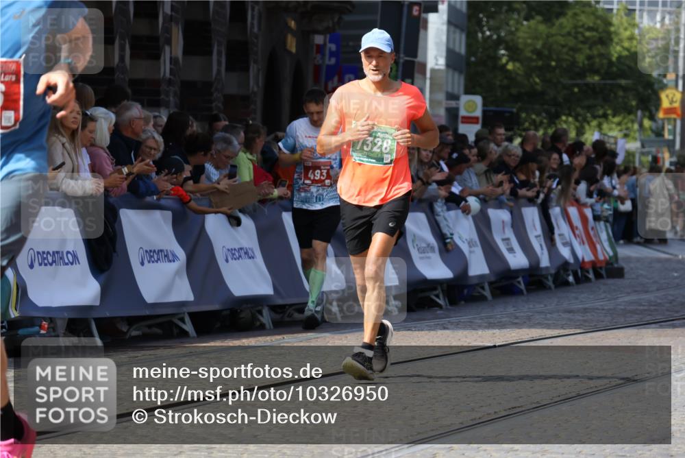 13.09.2026 - 21. swb-Marathon Bremen Strokosch-Dieckow http://msf.ph/oto/10326950 13.09.2026 13:12:16 Ziel 493, 826, 863, 2444, 2820, 3336, 3703, 4283, 4368, 4651, 4698, 5521, 5893, 6668, 7621, 8996, 9398, 899, 1517, 2480, 3362, 4560, 7328, 8981 meine-sportfotos.de