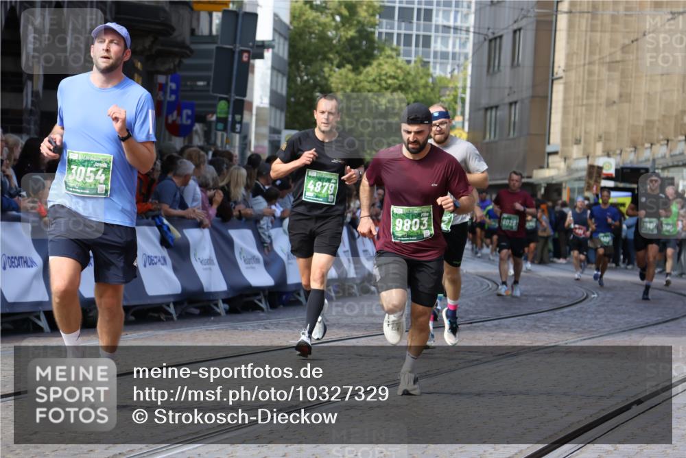 13.09.2026 - 21. swb-Marathon Bremen Strokosch-Dieckow http://msf.ph/oto/10327329 13.09.2026 13:12:33 Ziel 2447, 2820, 3362, 3703, 3830, 4283, 5940, 6107, 6739, 7328, 7521, 7621, 8981, 13013, 2362, 3054, 3988, 4605, 4879, 8029, 9775, 9803, 13106 meine-sportfotos.de