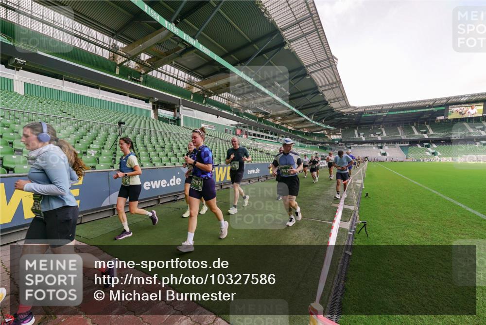 13.09.2026 - 21. swb-Marathon Bremen Michael Burmester http://msf.ph/oto/10327586 13.09.2026 13:32:46 Laufen im Stadion 155, 344, 350, 386, 487, 490, 594, 617, 690, 765, 786, 787, 965, 1001, 1051, 1133, 1142, 1292, 1310, 1326, 1329, 1377, 1427, 1591, 1592, 1801, 1869, 1892, 1897, 1904, 1923, 2077, 2132, 2226, 2230, 2231, 2253, 2270, 2274, 2320, 2344, 2374, 2399, 2400, 2456, 2514, 2523, 2539, 2556, 2616, 2630, 2649, 2718, 2726, 2769, 2848, 2945, 2982, 3014, 3140, 3223, 3350, 3379, 3426, 3572, 3601, 3614, 3644, 3736, 3746, 3797, 3901, 3944 meine-sportfotos.de