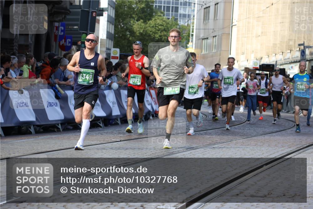 13.09.2026 - 21. swb-Marathon Bremen Strokosch-Dieckow http://msf.ph/oto/10327768 13.09.2026 13:12:59 Ziel 1517, 2362, 3054, 3988, 4605, 4879, 5416, 6796, 8029, 9775, 9803, 13106, 313, 621, 868, 987, 1207, 2498, 3625, 4582, 5345, 5769, 6349, 7874, 8291, 8419, 8464, 9092, 9217 meine-sportfotos.de