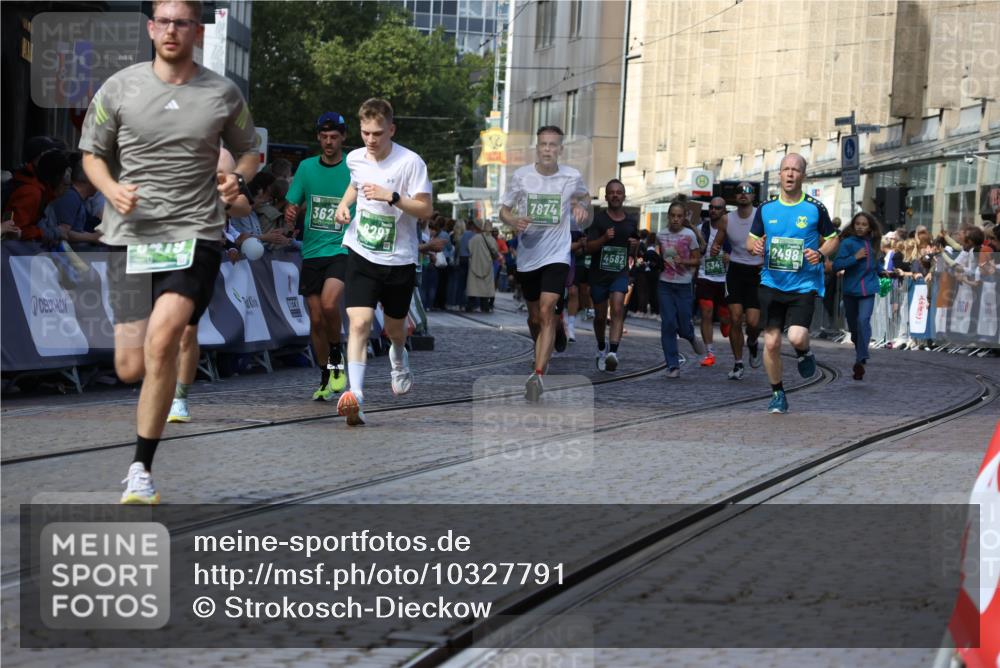 13.09.2026 - 21. swb-Marathon Bremen Strokosch-Dieckow http://msf.ph/oto/10327791 13.09.2026 13:13:01 Ziel 2350, 2362, 3054, 3988, 4605, 4879, 5416, 6796, 8029, 9775, 9803, 13106, 280, 313, 621, 868, 987, 1207, 2498, 2962, 3566, 3625, 4582, 5345, 5769, 7874, 8197, 8291, 8419, 8464, 9092 meine-sportfotos.de