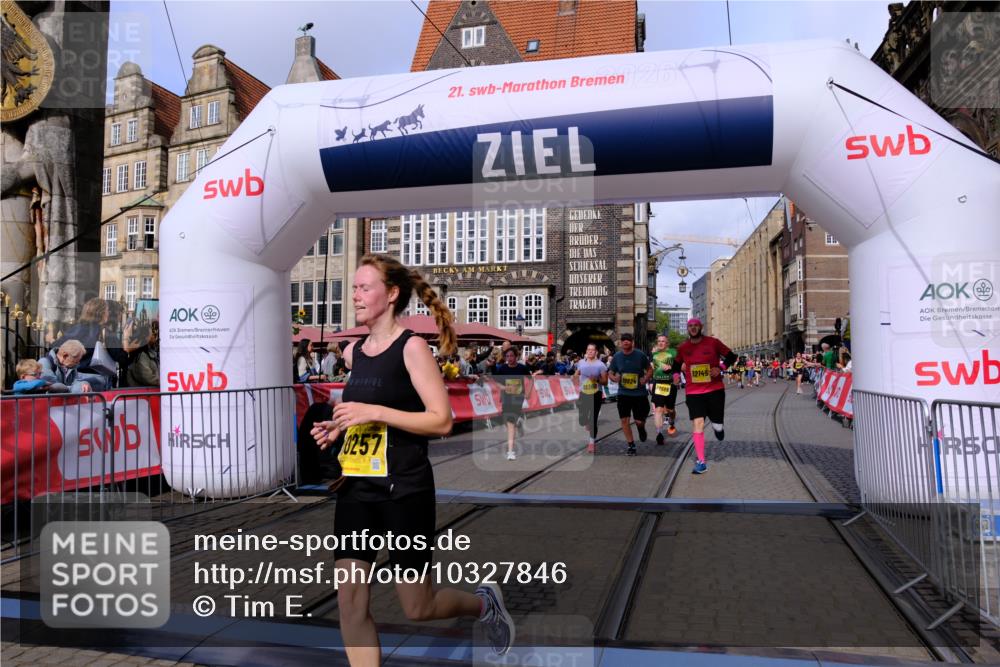 13.09.2026 - 21. swb-Marathon Bremen Tim E. http://msf.ph/oto/10327846 13.09.2026 11:02:16 Ziel 10257, 10409, 10444, 10473, 10500, 10617, 10803, 10817, 10924, 11115, 11268, 11369, 11412, 11413, 11436, 11859, 12016, 12095, 12145, 12360, 12379, 12412, 12466, 12506 meine-sportfotos.de