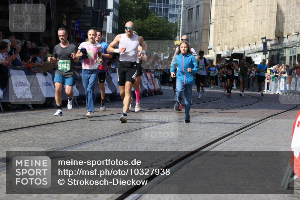 13.09.2026 - 21. swb-Marathon Bremen Strokosch-Dieckow http://msf.ph/oto/10327938 13.09.2026 13:13:07 Ziel 1513, 2350, 2362, 2442, 2801, 3988, 4605, 4879, 5379, 5965, 8029, 8798, 9775, 13106, 280, 621, 987, 1207, 2130, 2962, 3566, 4582, 5345, 5769, 6038, 6394, 8197, 8464 meine-sportfotos.de