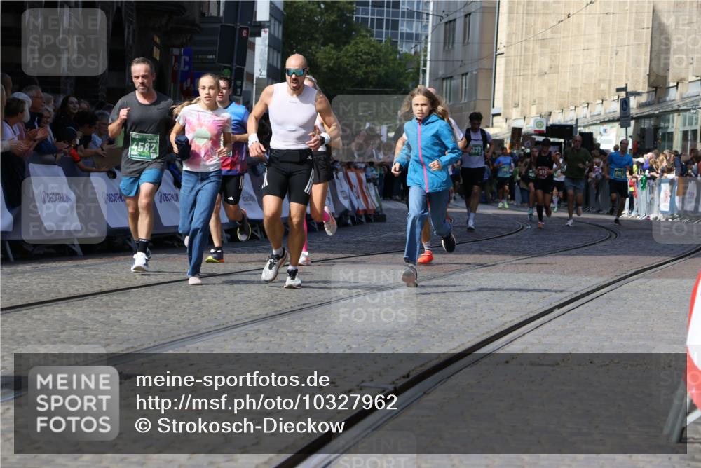 13.09.2026 - 21. swb-Marathon Bremen Strokosch-Dieckow http://msf.ph/oto/10327962 13.09.2026 13:13:07 Ziel 1513, 2350, 2362, 2442, 2801, 3988, 4605, 4879, 5379, 5965, 8029, 8798, 9775, 13106, 280, 621, 987, 1207, 2130, 2962, 3566, 4582, 5345, 5769, 6038, 6394, 8197, 8464 meine-sportfotos.de