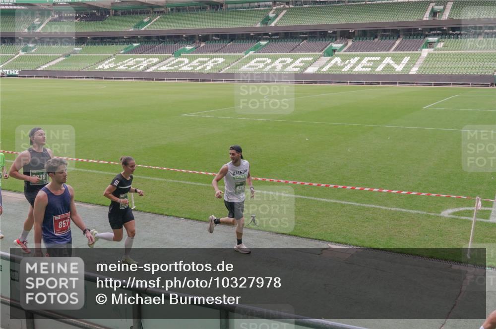 13.09.2026 - 21. swb-Marathon Bremen Michael Burmester http://msf.ph/oto/10327978 13.09.2026 12:58:04 Laufen im Stadion 141, 148, 334, 511, 672, 769, 776, 789, 790, 857, 909, 1010, 1119, 1191, 1199, 1254, 1281, 1535, 1601, 1642, 1647, 1752, 1809, 1881, 1900, 1931, 1933, 2046, 2051, 2075, 2324, 2343, 2367, 2371, 2397, 2402, 2423, 2425, 2493, 2634, 2640, 2671, 2761, 2771, 2807, 2903, 2904, 3021, 3051, 3078, 3120, 3138, 3148, 3182, 3186, 3319, 3338, 3435, 3450, 3458, 3514, 3534, 3560, 3634, 3655, 3685, 3690, 3695, 3760, 3813, 3866, 3933, 3939, 4101, 4120, 4174, 4316, 205 meine-sportfotos.de