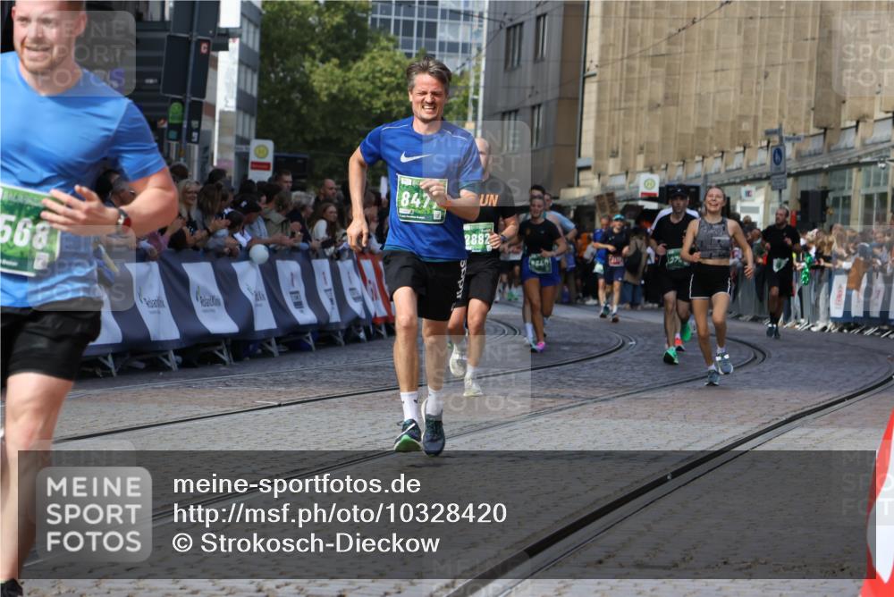 13.09.2026 - 21. swb-Marathon Bremen Strokosch-Dieckow http://msf.ph/oto/10328420 13.09.2026 13:13:26 Ziel 280, 313, 621, 868, 987, 1207, 2498, 2559, 2801, 2858, 3566, 3625, 4582, 5345, 5379, 5769, 6349, 7874, 8291, 8419, 8464, 9092, 9217, 13140, 779, 2401, 2767, 2882, 7493, 8477, 8840, 9442, 13099 meine-sportfotos.de