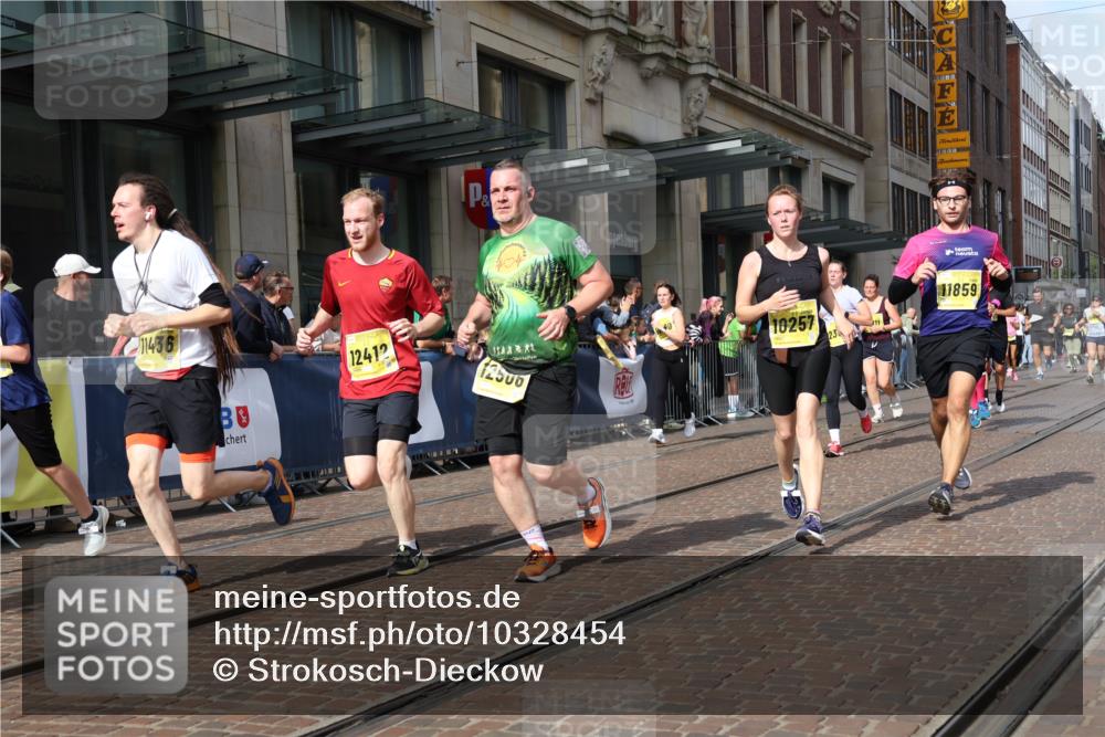 13.09.2026 - 21. swb-Marathon Bremen Strokosch-Dieckow http://msf.ph/oto/10328454 13.09.2026 11:01:55 Ziel 10153, 10154, 10173, 10273, 10274, 10278, 10331, 10338, 10439, 10473, 10500, 10617, 10636, 10738, 10803, 10885, 10915, 10924, 10943, 11249, 11505, 11576, 11811, 11853, 11886, 12016, 12042, 12094, 12134, 12135, 12145, 12360, 12437, 12506, 10251, 10257, 10332, 10409, 10444, 10497, 10817, 11075, 11115, 11150, 11268, 11305, 11369, 11412, 11413, 11436, 11479, 11486, 11668, 11747, 11859, 11985, 11986, 12095, 12379, 12412, 12466 meine-sportfotos.de