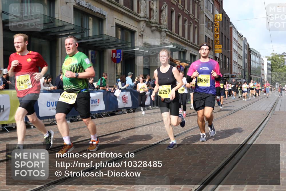 13.09.2026 - 21. swb-Marathon Bremen Strokosch-Dieckow http://msf.ph/oto/10328485 13.09.2026 11:01:55 Ziel 10153, 10154, 10173, 10273, 10274, 10278, 10331, 10338, 10439, 10473, 10500, 10617, 10636, 10738, 10803, 10885, 10915, 10924, 10943, 11249, 11505, 11576, 11811, 11853, 11886, 12016, 12042, 12094, 12134, 12135, 12145, 12360, 12437, 12506, 10251, 10257, 10332, 10409, 10444, 10497, 10817, 11075, 11115, 11150, 11268, 11305, 11369, 11412, 11413, 11436, 11479, 11486, 11668, 11747, 11859, 11985, 11986, 12095, 12379, 12412, 12466 meine-sportfotos.de