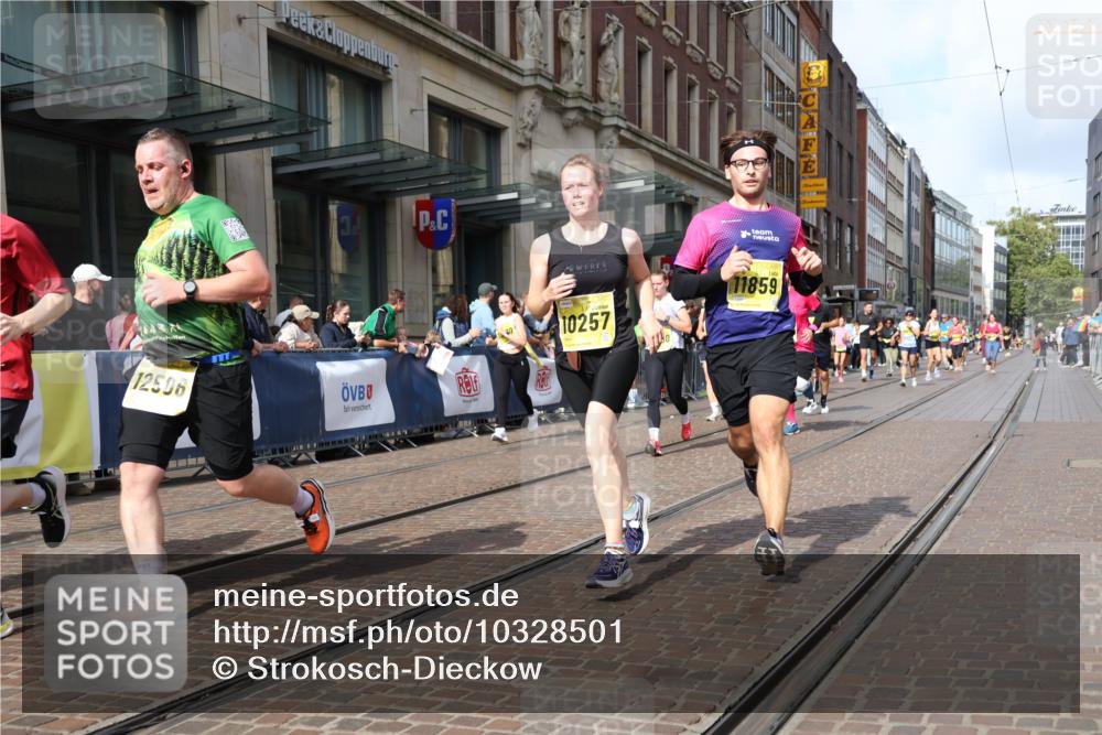 13.09.2026 - 21. swb-Marathon Bremen Strokosch-Dieckow http://msf.ph/oto/10328501 13.09.2026 11:01:55 Ziel 10153, 10154, 10173, 10273, 10274, 10278, 10331, 10338, 10439, 10473, 10500, 10617, 10636, 10738, 10803, 10885, 10915, 10924, 10943, 11249, 11505, 11576, 11811, 11853, 11886, 12016, 12042, 12094, 12134, 12135, 12145, 12360, 12437, 12506, 10251, 10257, 10332, 10409, 10444, 10497, 10817, 11075, 11115, 11150, 11268, 11305, 11369, 11412, 11413, 11436, 11479, 11486, 11668, 11747, 11859, 11985, 11986, 12095, 12379, 12412, 12466 meine-sportfotos.de