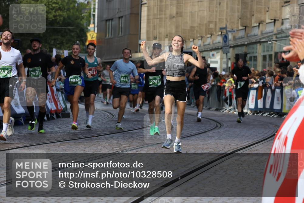 13.09.2026 - 21. swb-Marathon Bremen Strokosch-Dieckow http://msf.ph/oto/10328508 13.09.2026 13:13:28 Ziel 280, 313, 621, 868, 987, 1207, 2498, 2559, 2858, 2962, 3566, 3625, 4582, 5345, 5769, 6038, 6349, 7874, 8197, 8291, 8419, 8464, 9092, 9217, 13140, 2401, 2767, 2882, 3413, 7493, 7707, 8840, 9442, 13099 meine-sportfotos.de
