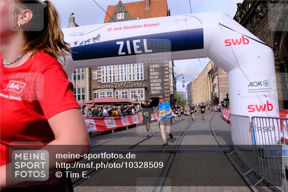 13.09.2026 - 21. swb-Marathon Bremen Tim E. http://msf.ph/oto/10328509 13.09.2026 11:02:33 Ziel 10153, 10154, 10173, 10273, 10274, 10278, 10331, 10338, 10439, 10473, 10636, 10738, 10885, 10915, 10943, 11249, 11505, 11576, 11811, 11853, 11886, 12042, 12094, 12134, 12135, 12437 meine-sportfotos.de