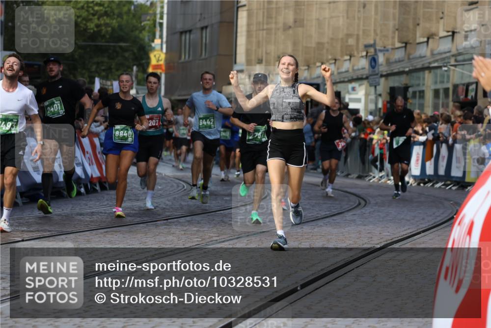 13.09.2026 - 21. swb-Marathon Bremen Strokosch-Dieckow http://msf.ph/oto/10328531 13.09.2026 13:13:29 Ziel 280, 313, 621, 868, 987, 1207, 2498, 2559, 2858, 2962, 3566, 3625, 4582, 5345, 5769, 6038, 6349, 6394, 7874, 8197, 8291, 8419, 8464, 9092, 9217, 2401, 2767, 2882, 3413, 7493, 7707, 8840, 9442, 13099 meine-sportfotos.de