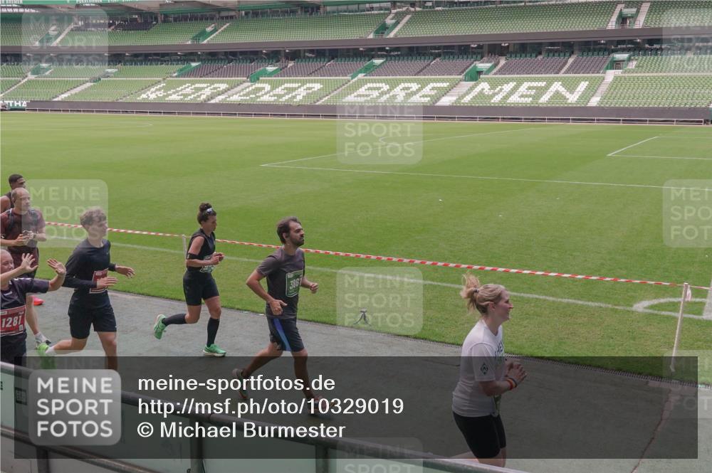 13.09.2026 - 21. swb-Marathon Bremen Michael Burmester http://msf.ph/oto/10329019 13.09.2026 12:59:29 Laufen im Stadion 135, 141, 148, 191, 226, 232, 260, 342, 511, 651, 672, 745, 789, 972, 1080, 1119, 1166, 1209, 1281, 1368, 1493, 1494, 1516, 1642, 1647, 1861, 1931, 1933, 1935, 1963, 2088, 2210, 2289, 2293, 2306, 2343, 2367, 2425, 2481, 2517, 2570, 2577, 2686, 2771, 2806, 2807, 2827, 2885, 2899, 2914, 2953, 2961, 2979, 3015, 3021, 3076, 3098, 3105, 3120, 3124, 3148, 3190, 3233, 3273, 3338, 3354, 3435, 3480, 3516, 3531, 3534, 3560, 3652, 3655, 3729, 3855, 3861, 3930, 3933, 3934, 205 meine-sportfotos.de