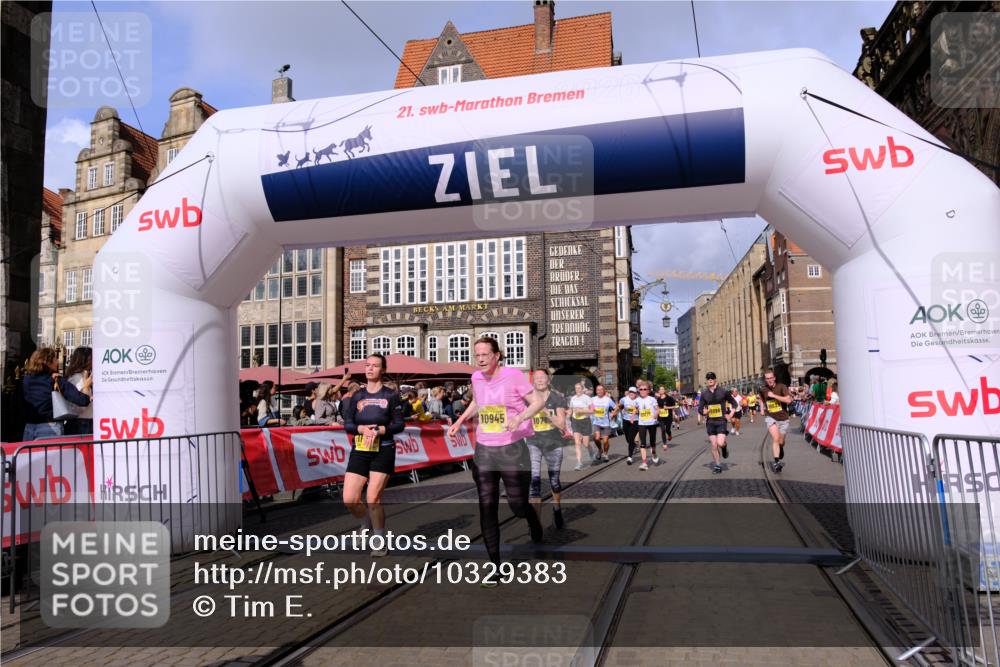 13.09.2026 - 21. swb-Marathon Bremen Tim E. http://msf.ph/oto/10329383 13.09.2026 11:03:02 Ziel 10190, 10296, 10633, 10783, 10945, 10954, 10955, 10985, 11096, 11107, 11261, 11564, 11662, 11701, 11719, 11730, 11776, 11785, 11945, 12071, 12154, 12247, 12429, 12451, 12465 meine-sportfotos.de