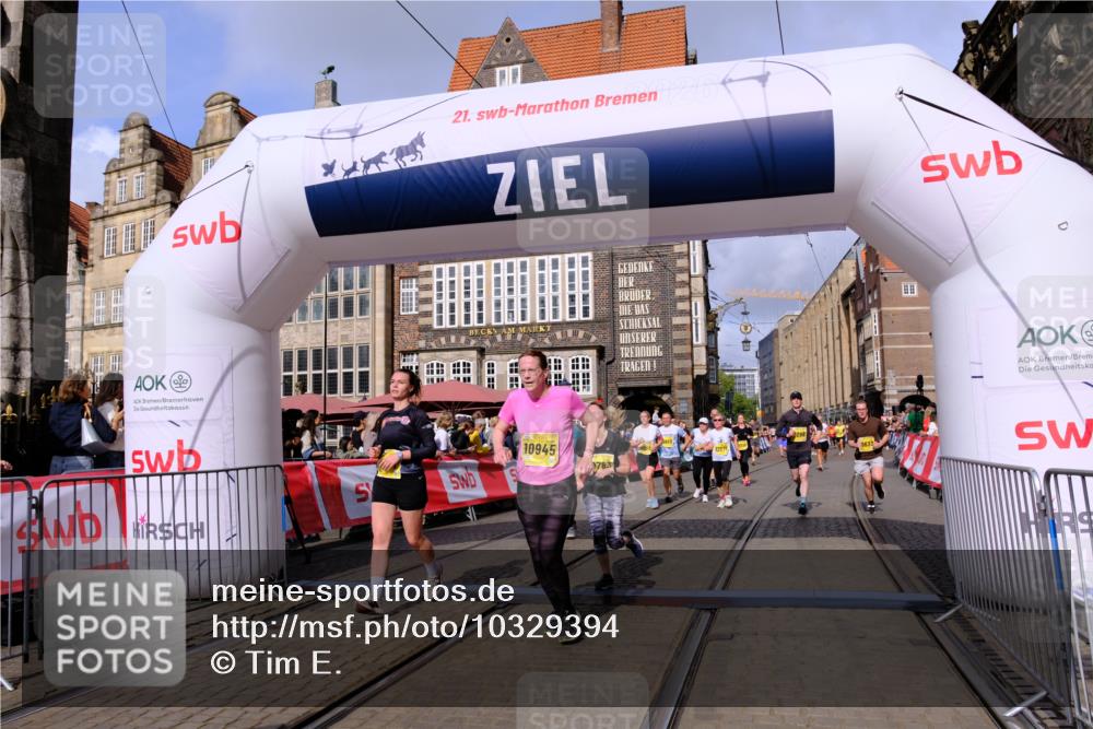 13.09.2026 - 21. swb-Marathon Bremen Tim E. http://msf.ph/oto/10329394 13.09.2026 11:03:02 Ziel 10190, 10296, 10633, 10783, 10945, 10954, 10955, 10985, 11096, 11107, 11261, 11564, 11662, 11701, 11719, 11730, 11776, 11785, 11945, 12071, 12154, 12247, 12429, 12451, 12465 meine-sportfotos.de