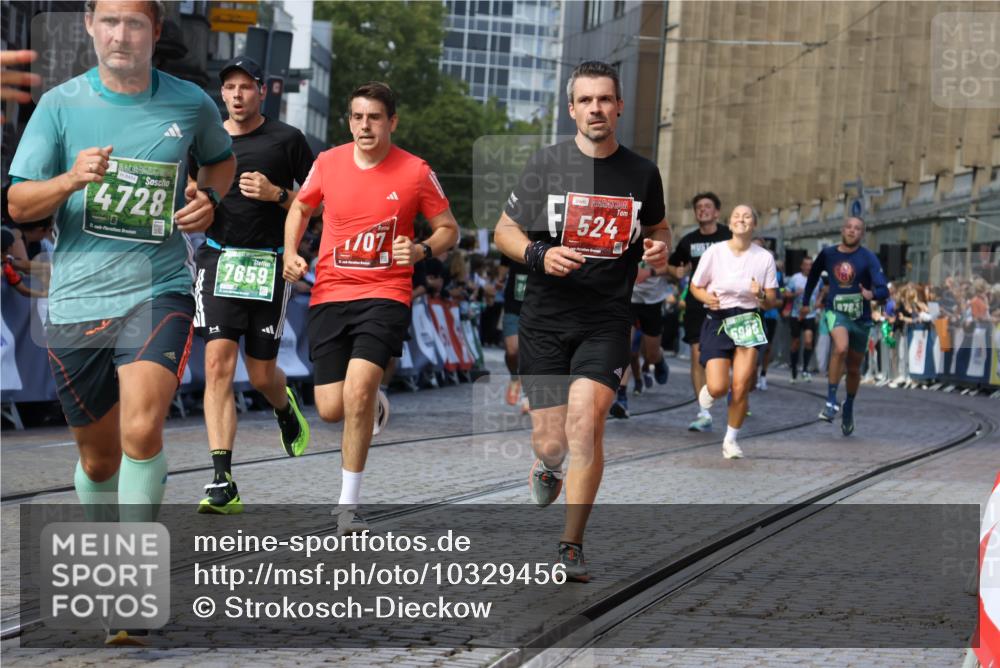 13.09.2026 - 21. swb-Marathon Bremen Strokosch-Dieckow http://msf.ph/oto/10329456 13.09.2026 13:14:15 Ziel 524, 670, 683, 1433, 1613, 1704, 1707, 1937, 2422, 2701, 2824, 3236, 5443, 5593, 5610, 6451, 7210, 7283, 7435, 8118, 9426, 9635, 9884, 10105, 107, 376, 469, 1043, 1125, 1492, 1814, 2043, 2203, 2913, 3085, 3545, 4452, 5794, 5836, 5986, 6130, 6506, 7117, 7659, 7826, 8456, 9783, 9868 meine-sportfotos.de
