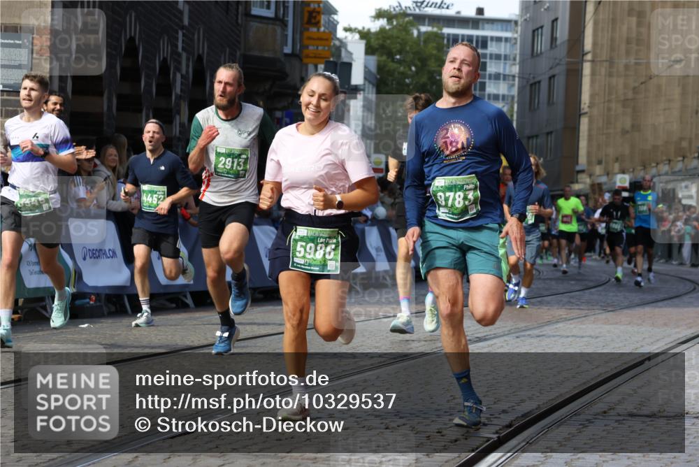 13.09.2026 - 21. swb-Marathon Bremen Strokosch-Dieckow http://msf.ph/oto/10329537 13.09.2026 13:14:19 Ziel 524, 670, 683, 1433, 1613, 1707, 1937, 2422, 2701, 2824, 3236, 5443, 5593, 5610, 6145, 6451, 7029, 7210, 7283, 7435, 7963, 8118, 8886, 9426, 9635, 10105, 376, 469, 1043, 1125, 1492, 1814, 3085, 3545, 3821, 4452, 4685, 5794, 5836, 6130, 6506, 7117, 7826, 8456, 9868 meine-sportfotos.de