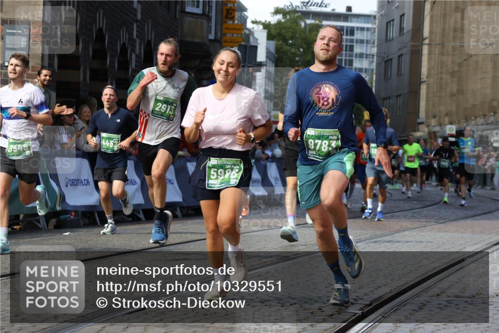 13.09.2026 - 21. swb-Marathon Bremen Strokosch-Dieckow http://msf.ph/oto/10329551 13.09.2026 13:14:19 Ziel 524, 670, 683, 1433, 1613, 1707, 1937, 2422, 2701, 2824, 3236, 5443, 5593, 5610, 6145, 6451, 7029, 7210, 7283, 7435, 7963, 8118, 8886, 9426, 9635, 10105, 376, 469, 1043, 1125, 1492, 1814, 3085, 3545, 3821, 4452, 4685, 5794, 5836, 6130, 6506, 7117, 7826, 8456, 9868 meine-sportfotos.de