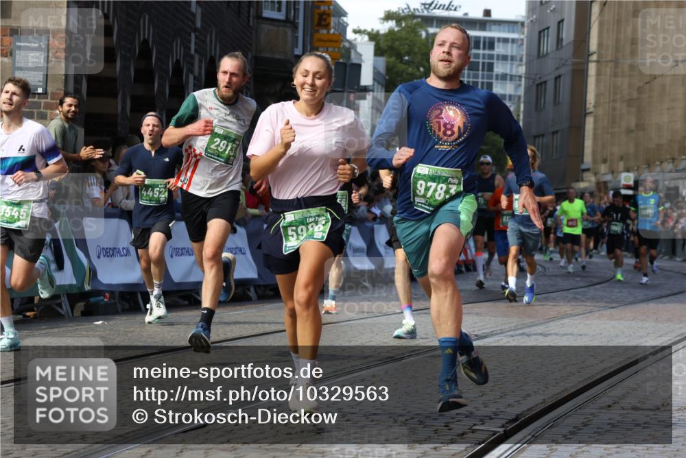 13.09.2026 - 21. swb-Marathon Bremen Strokosch-Dieckow http://msf.ph/oto/10329563 13.09.2026 13:14:19 Ziel 524, 670, 683, 1433, 1613, 1707, 1937, 2422, 2701, 2824, 3236, 5443, 5593, 5610, 6145, 6451, 7029, 7210, 7283, 7435, 7963, 8118, 8886, 9426, 9635, 10105, 376, 469, 1043, 1125, 1492, 1814, 3085, 3545, 3821, 4452, 4685, 5794, 5836, 6130, 6506, 7117, 7826, 8456, 9868 meine-sportfotos.de