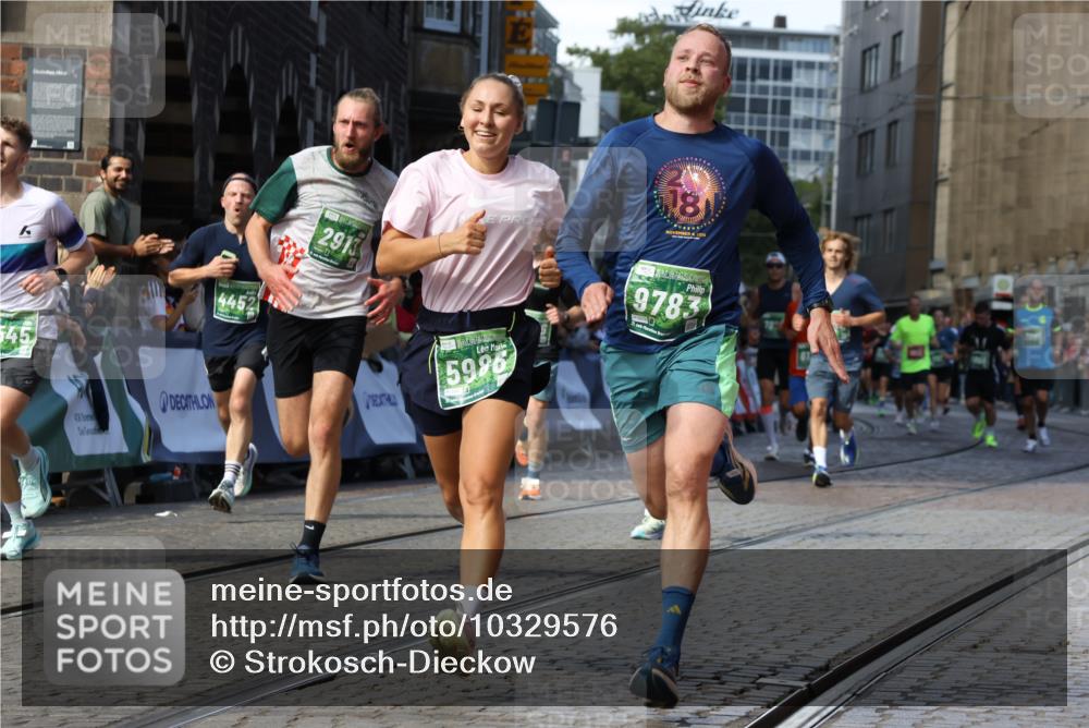13.09.2026 - 21. swb-Marathon Bremen Strokosch-Dieckow http://msf.ph/oto/10329576 13.09.2026 13:14:19 Ziel 524, 670, 683, 1433, 1613, 1707, 1937, 2422, 2701, 2824, 3236, 5443, 5593, 5610, 6145, 6451, 7029, 7210, 7283, 7435, 7963, 8118, 8886, 9426, 9635, 10105, 376, 469, 1043, 1125, 1492, 1814, 3085, 3545, 3821, 4452, 4685, 5794, 5836, 6130, 6506, 7117, 7826, 8456, 9868 meine-sportfotos.de