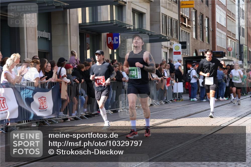 13.09.2026 - 21. swb-Marathon Bremen Strokosch-Dieckow http://msf.ph/oto/10329797 13.09.2026 13:21:51 Ziel 141, 148, 1601, 1645, 2051, 2499, 3021, 3652, 4204, 4211, 5193, 6621, 7625, 7917, 8447, 8452, 8574, 8924, 9599, 9668, 9839, 572, 1130, 1209, 1254, 2088, 2397, 2570, 3290, 3338, 3435, 3655, 3695, 3774, 3930, 3934, 4581, 4735, 5542, 6865, 6976, 7098, 7176, 8270, 8384, 8438, 8947, 9048, 9059, 9421, 10120, 13145 meine-sportfotos.de