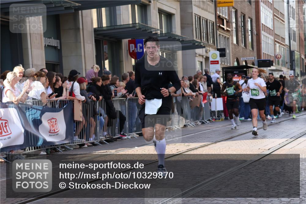 13.09.2026 - 21. swb-Marathon Bremen Strokosch-Dieckow http://msf.ph/oto/10329870 13.09.2026 13:21:53 Ziel 141, 148, 1601, 1645, 2051, 2499, 3021, 3652, 4204, 4211, 5193, 6621, 7625, 7917, 8447, 8452, 8574, 8924, 9599, 9668, 9839, 141, 572, 1130, 1209, 1254, 2088, 2397, 2570, 3290, 3338, 3435, 3695, 3774, 3930, 3934, 4581, 4735, 5193, 5542, 6865, 6976, 7098, 7176, 8384, 8438, 8947, 9048, 9059, 9421, 10120, 13145 meine-sportfotos.de