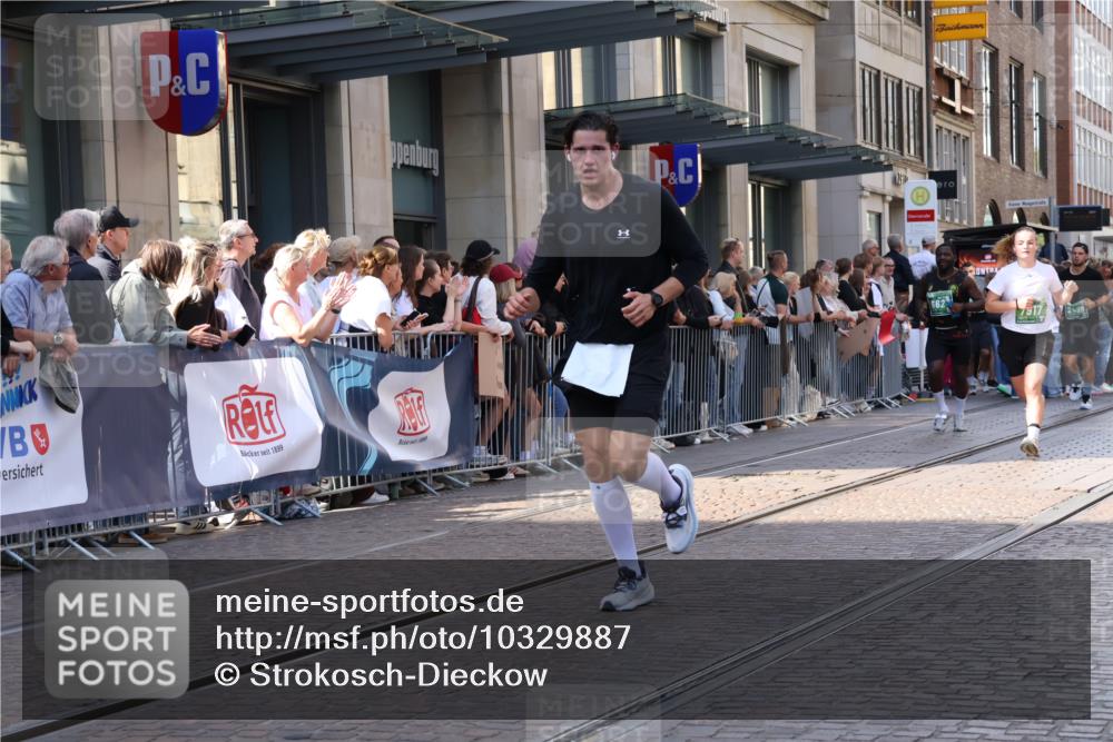 13.09.2026 - 21. swb-Marathon Bremen Strokosch-Dieckow http://msf.ph/oto/10329887 13.09.2026 13:21:53 Ziel 141, 148, 1601, 1645, 2051, 2499, 3021, 3652, 4204, 4211, 5193, 6621, 7625, 7917, 8447, 8452, 8574, 8924, 9599, 9668, 9839, 141, 572, 1130, 1209, 1254, 2088, 2397, 2570, 3290, 3338, 3435, 3695, 3774, 3930, 3934, 4581, 4735, 5193, 5542, 6865, 6976, 7098, 7176, 8384, 8438, 8947, 9048, 9059, 9421, 10120, 13145 meine-sportfotos.de