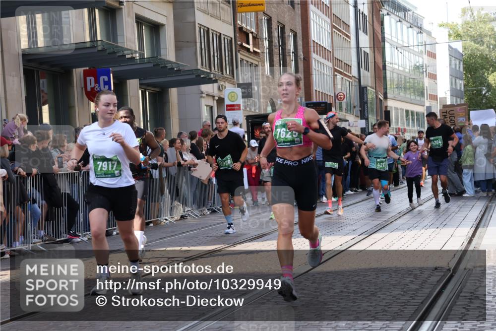 13.09.2026 - 21. swb-Marathon Bremen Strokosch-Dieckow http://msf.ph/oto/10329949 13.09.2026 13:21:56 Ziel 148, 1601, 1645, 2499, 3021, 3652, 4204, 4211, 6621, 7625, 7917, 8447, 8452, 8574, 8924, 9668, 9839, 141, 572, 1209, 1254, 2051, 2088, 2397, 2570, 3290, 3338, 3695, 3774, 3930, 3934, 4581, 4735, 5193, 5542, 6865, 6976, 7098, 7176, 8438, 8947, 9059, 9421, 9599, 10120, 13145 meine-sportfotos.de