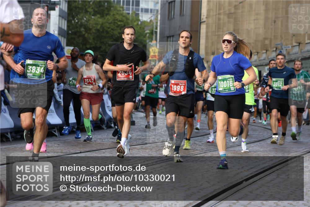 13.09.2026 - 21. swb-Marathon Bremen Strokosch-Dieckow http://msf.ph/oto/10330021 13.09.2026 13:14:36 Ziel 107, 235, 469, 1542, 1998, 2043, 2084, 2203, 2913, 2922, 3545, 4452, 4728, 5836, 5986, 6145, 7029, 7591, 7659, 7963, 8456, 8886, 8919, 9783, 615, 616, 889, 1455, 1748, 2251, 2847, 2971, 2997, 3012, 3057, 3175, 3206, 3834, 4097, 4226, 4246, 4569, 4586, 5315, 5649, 5962, 6472, 7251, 7782, 8409, 9242, 10016 meine-sportfotos.de