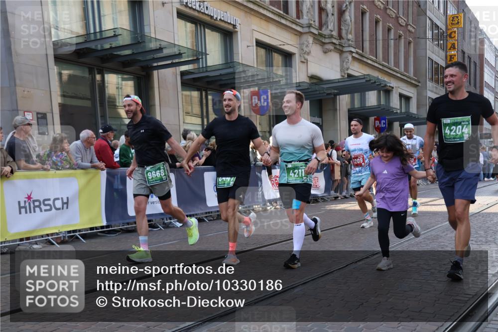 13.09.2026 - 21. swb-Marathon Bremen Strokosch-Dieckow http://msf.ph/oto/10330186 13.09.2026 13:22:03 Ziel 1601, 1645, 1933, 2481, 2499, 3021, 3855, 4204, 4211, 4697, 6621, 6891, 7625, 7917, 8447, 8574, 9668, 141, 148, 572, 1209, 2051, 2397, 3290, 3338, 3652, 3695, 3774, 3934, 4581, 4735, 5193, 6865, 6976, 7098, 8438, 8452, 8924, 8947, 9421, 9599, 9839, 10120 meine-sportfotos.de