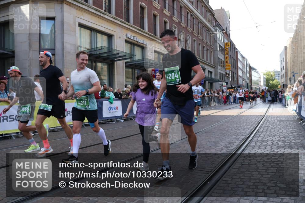 13.09.2026 - 21. swb-Marathon Bremen Strokosch-Dieckow http://msf.ph/oto/10330233 13.09.2026 13:22:04 Ziel 1601, 1645, 1933, 2481, 2499, 3021, 3855, 4204, 4211, 4697, 6621, 6891, 7625, 7917, 8447, 8574, 9668, 141, 148, 572, 1209, 2051, 3290, 3338, 3652, 3774, 3934, 4581, 4735, 5193, 6976, 7098, 8438, 8452, 8924, 8947, 9421, 9599, 9839, 10120 meine-sportfotos.de