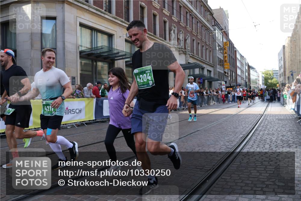 13.09.2026 - 21. swb-Marathon Bremen Strokosch-Dieckow http://msf.ph/oto/10330250 13.09.2026 13:22:04 Ziel 1601, 1645, 1933, 2481, 2499, 3021, 3855, 4204, 4211, 4697, 6621, 6891, 7625, 7917, 8447, 8574, 9668, 141, 148, 572, 1209, 2051, 3290, 3338, 3652, 3774, 3934, 4581, 4735, 5193, 6976, 7098, 8438, 8452, 8924, 8947, 9421, 9599, 9839, 10120 meine-sportfotos.de