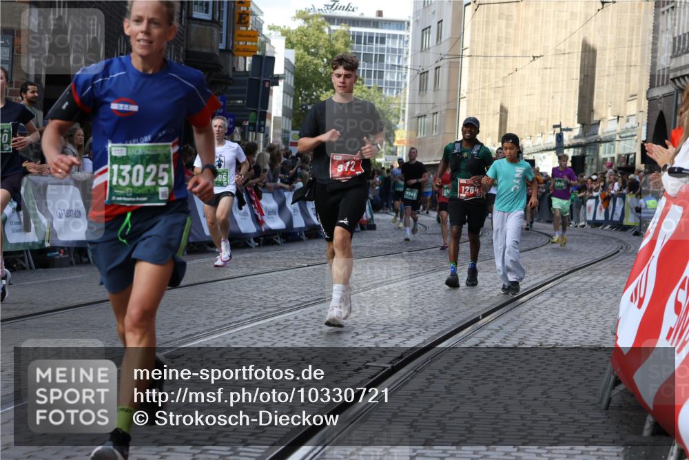 13.09.2026 - 21. swb-Marathon Bremen Strokosch-Dieckow http://msf.ph/oto/10330721 13.09.2026 13:25:20 Ziel 972, 1080, 1166, 1264, 1448, 2322, 2761, 3015, 3105, 4091, 4113, 4507, 4918, 4973, 6079, 6360, 6544, 6943, 7409, 7854, 8245, 8853, 9073, 9152, 9360, 9493, 13088, 209, 260, 1650, 5755, 5814, 6380, 7252, 8545, 8695, 8769, 9468, 9506 meine-sportfotos.de