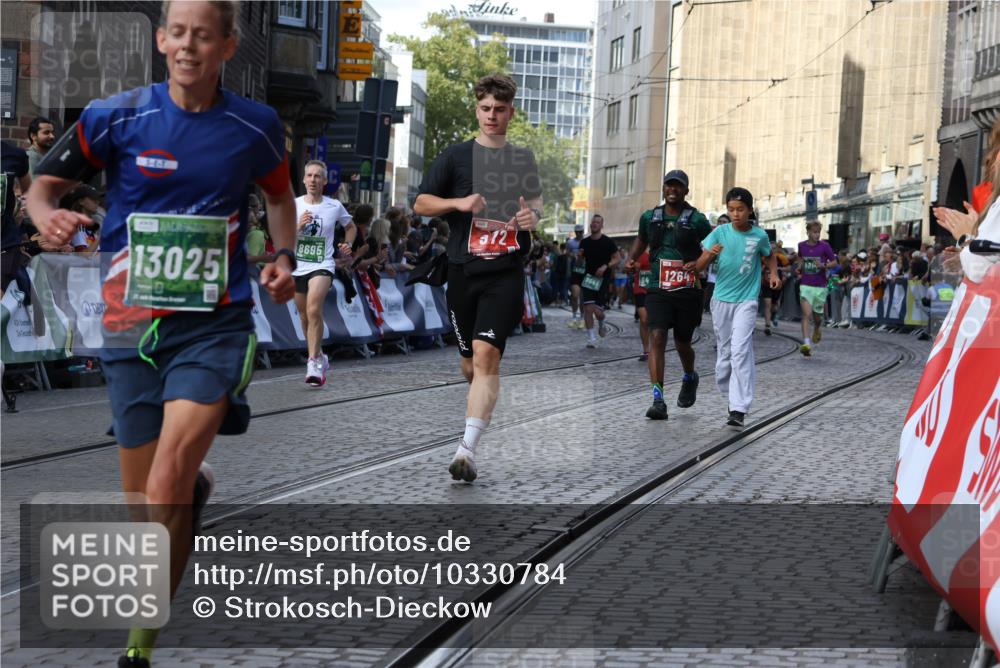 13.09.2026 - 21. swb-Marathon Bremen Strokosch-Dieckow http://msf.ph/oto/10330784 13.09.2026 13:25:21 Ziel 972, 1080, 1166, 1264, 1436, 1448, 2322, 2761, 3015, 3105, 4091, 4113, 4507, 4918, 4973, 6079, 6360, 6544, 6943, 7409, 7854, 8245, 8853, 9073, 9152, 9360, 9493, 13088, 209, 1650, 3186, 3806, 4717, 5703, 5755, 5814, 6380, 7252, 8545, 8695, 8769, 8890, 9468, 9506 meine-sportfotos.de