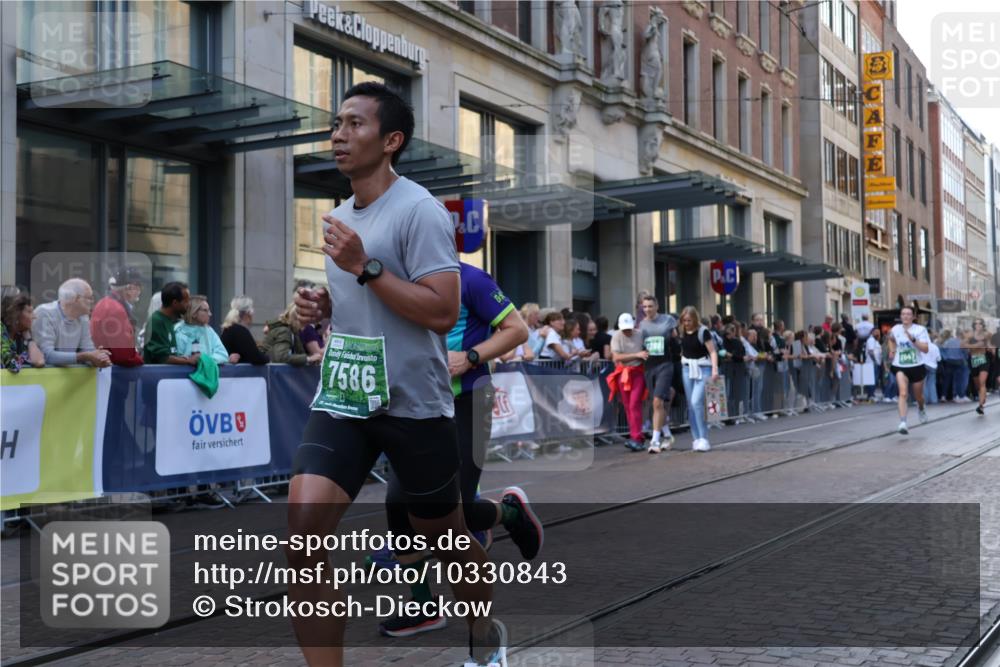 13.09.2026 - 21. swb-Marathon Bremen Strokosch-Dieckow http://msf.ph/oto/10330843 13.09.2026 13:22:22 Ziel 388, 913, 1933, 2402, 2481, 2771, 2806, 3855, 4483, 4697, 6707, 6737, 6792, 6891, 7586, 8547, 8551, 8694, 9090, 9510, 148, 1601, 1645, 2499, 3021, 3652, 3855, 4204, 4211, 6621, 7625, 7917, 8447, 8452, 8574, 8924, 9668, 9839 meine-sportfotos.de