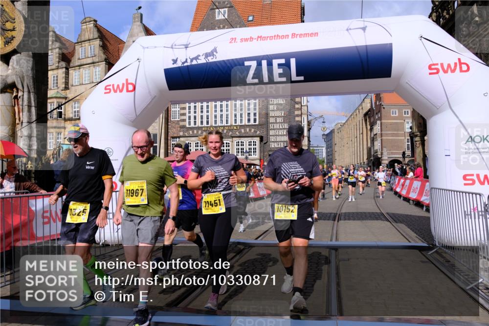 13.09.2026 - 21. swb-Marathon Bremen Tim E. http://msf.ph/oto/10330871 13.09.2026 11:04:09 Ziel 10090, 10091, 10152, 10357, 10403, 10429, 10607, 10659, 10720, 10796, 10918, 11149, 11319, 11325, 11451, 11470, 11471, 11511, 11618, 11868, 11967, 12140, 12260, 12392, 12433, 12504 meine-sportfotos.de