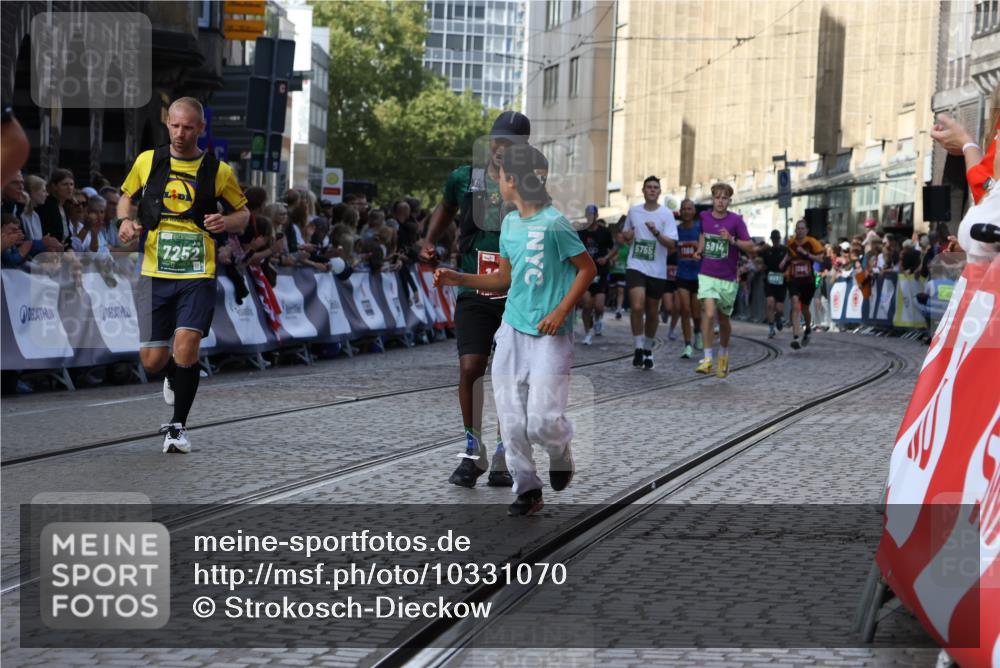 13.09.2026 - 21. swb-Marathon Bremen Strokosch-Dieckow http://msf.ph/oto/10331070 13.09.2026 13:25:23 Ziel 972, 1080, 1166, 1264, 1436, 1448, 2322, 2761, 3105, 4091, 4113, 4507, 4918, 4973, 6079, 6360, 6544, 6943, 7409, 7854, 8245, 9073, 9152, 9360, 9493, 13088, 191, 209, 1650, 3124, 3186, 3806, 4717, 5703, 5755, 5814, 7252, 8545, 8597, 8695, 8890, 9468, 9506 meine-sportfotos.de