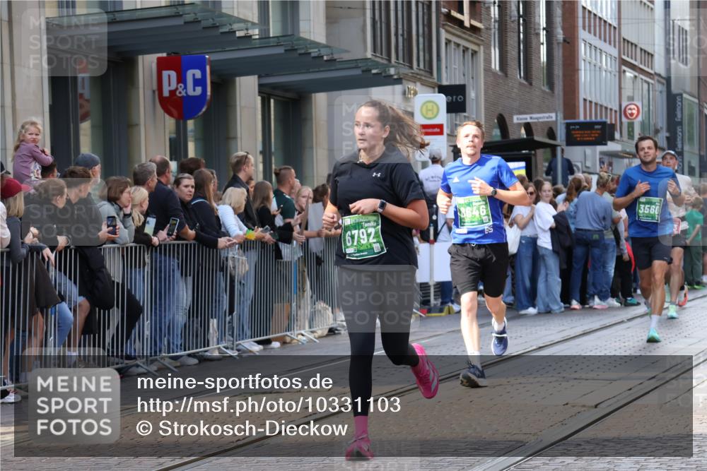 13.09.2026 - 21. swb-Marathon Bremen Strokosch-Dieckow http://msf.ph/oto/10331103 13.09.2026 13:22:31 Ziel 388, 913, 1963, 2040, 2402, 2771, 2806, 3145, 3560, 4483, 6707, 6737, 6792, 7586, 7909, 8377, 8547, 8551, 8646, 8671, 8672, 8694, 9090, 9510, 1601, 1933, 2481, 2499, 3855, 4204, 4211, 4697, 6621, 6891, 7586, 7625, 7917, 8447, 8547, 8574, 8694, 9668 meine-sportfotos.de